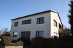 Maison Vente 6 chambres à Perl-Perl - 430 000 € Grosses Haus mit Garten in ruhiger Lage unweit vom Stadtzentrum von Perl.
Das Haus liegt in einer sehr ruhigen Wohnlage auf einem Grundstück von 7,16a. Im Erdgeschoss befindet sich eine grosszügige Eingangshalle mit Zugang zu allen anderen Bereichen. Hier gibt es ein Wohnzimmer, ein Esszimmer mit Zugang zur Terrasse und Garten, 2 Schlafzimmer und ein Badezimmer. Im ersten Stock gibt es weitere 5 Zimmer, einen Balkon und ein weiteres Badezimmer. Im Bedarfsfalle kann man hier sogar eine 2 Wohnung einrichten. Der Speicher ist über eine Ausziehleiter erreichbar und wird momentan als Ablage/Depot benutzt. Unter Voraussetzung einer Baugenehmigung kann man dort noch die Etage weiter ausbauen. Das gesamte Haus ist unterkellert und verfügt über verschiedene Räumlichkeiten, sowie den Heizungskeller, die Waschküche, einen Weinkeller und die Garage für ein Auto. Der Garten ist angelegt.Das Haus befindet sich in einem guten Zustand und hat doppelt verglaste Fenster.
Perl ist einer der bevorzugten Wohnlagen direkt an der Luxemburger Grenze zu Schengen. Von hier ist man unmittelbar auf der Autobahn Saarbrücken-Luxemburg. Alle Verkehrsanbindungen stehen zur Verfügung. Im Ort gibt es vielfältige Einkaufsmöglichkeiten, das Schengen Lyzeum und ein reichhaltiges Sportangebot. Die Mosel mit ihren berühmten Weinbergen und das internationale Flair des Drei-Ländereck bilden einen einmaligen Lebensraum.