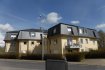 Appartement Vente 2 chambres à Boulaide - 325 000 € Bel appartement d'une surface habitable de 85 m2, au 1er étage d'une petite résidence construite en 2006, qui se compose comme suit:
Hall d'entrée, séjour avec cuisine équipée ouverte et accès au balcon, 2 chambres à coucher, salle de bains, WC séparé et débarras.
Cave et emplacement intérieur au sous-sol.
Emplacement extérieur.
Disponibilité: de suite
Ref agence :1005