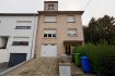 Maison jumelée Vente 4 chambres à Niederkorn - 695 000 € immohub, votre partenaire dans l’immobilier à Niederkorn „Prenzebierg“, vous propose cette grande maison libre de 3 cotés sur un magnifique terrain de 8,49 ares avec projet d'agrandissement autorisé dans un quartier résidentiel privilégié.
La maison, parfaitement habitable dans son état actuel, est vendue avec projet autorisé et devis existants. Voir plans en annexe.
RDC:
-Hall d’entrée 5,54 m2
-Débarras 1,65 m2
-Local technique 15 m2
-Buanderie 13,06 m2 avec accès à un grand jardin arboré
-Garage pour une voiture de 22,47 m2
R+1:
-Hall 7,20 m2
-Cuisine indépendante 10,12 m2 avec accès balcon 4,65 m2
-WC séparé 2,68 m2
-Double séjour 36,10 m2
R+2:
-Hall de nuit 5,77 m2
-Salle de bain 5,64 m2
-Chambre I 15,67 m2
-Chambre II 15,42 m2
-Chambre III 9,33 m2
R+3: (autorisé sur plans)
-Grenier non aménagé
-Chambre IV (mansardée)
Détails:
-Projet d'agrandissement autorisé
-Chauffage au gaz
-Dalles en béton
-Vue imprenable
-Prix: 695000 €