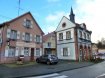 Immeuble de rapport Vente 5 chambres à Zinswiller - 179 000 € Spécial investisseur ou reprise avec le restaurant
Bâtiment env. 500 m2 (activité actuelle : Habitation et restaurant)
ZINSWILLER à 6 km de Niederbronn
RDC : (260 m2)
Restaurant environ 60 m2
Cuisine 21 m2
Salon 11m2
Salle avec WC clients 160 m2
1er et 2ème étage : (environ 240 m2)
7 – 8 pièces entre 9 et 20 m2
2 SDB
Prix de vente : 199 000 € * Nouveau tarif 179 000 € Négociable
* Honoraires d’agence à la charge du vendeur. Frais de notaire en sus
Diverses indications :
Année de construction: avant 1945, surface du terrain environ 9,5 ares
Surface bâtiment : environ 500 m2, grenier aménageable
Chauffage central gaz
Fenêtres (simple vitrage) à l’étage, double vitrage dans la partie RDC commerce
Taxe foncières 1200 €
Diagnostics en cours Classe Energie : D 171Kwh et E 40 Kg
Située dans le parc naturel des Vosges du nord, ce bâtiment est toujours en activité comme restaurant, il pourrait être transformé en plusieurs logements.
Zinswiller env. 750 habitants se trouve à 6 km de Niederbronn. La région lui confère un cadre de vie propice à l’évasion.
Une visite s’impose.
Pierre Bernhardt Négociateur indépendant en immobilier mail : pierre-bernhardt@hotmail.fr
Tel 06 07 47 40 05 Fax 03 88 09 01 53 Siren: 315571521
Agent mandataire de : Sarl IMGELOC siège social 17 rue des Romains 67110 Niederbronn les Bains
Siret 50092522700018 Carte Prof. N° 661/2007 mandat 292018 www.imb-immo.eu