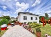 Villa Vente 5 chambres à Thionville-Guentrange - 840 000 € Très belle villa de 260m2 édifiée en 1954 sur un terrain de 13 ares. Ce bien entièrement rénové avec des matériaux de qualité offre, hall d'entrée spacieux, triple séjour lumineux de + de 60m2 avec accès terrasses, cuisine BULTHAUP, deux chambres, salle d'eau avec douche et WC, au 1er suite parentale comprenant une chambre, un dressing aménagé, un bureau et une salle de bains avec double vasque, douche et WC, deux chambres et une salle d'eau avec douche et WC.
Sous-sol complet comprenant deux pièces aménageables, une chaufferie buanderie et deux caves et WC.
Deux garages avec portes motorisées complètent le bien.
Terrain entièrement clos.
Une rénovation intégrale a été réalisée, toiture, façades, huisseries aluminium, volets BSO motorisés et connectés, porte d'entrée électrique, électricité, chauffage par le sol, chaudière à condensation, sols, huisseries intérieures.
La maison est équipée en domotique.
