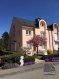 Maison jumelée Location 5 chambres à Strassen - 4 200 € Magnifique maison dans un quartier calme de Strassen, entièrement rénovée, construite en 1993 sur un terrain de 3.80 ares offrant une surface habitable de +/-280m2.Très beau jardin et alentours très soignés, fruitiers à l'arrière, terrasse. Au rez-de-chaussée : Hall d'entrée (marbre), living / salle à manger avec cheminée ( luminaires et rideaux installés), un WC séparé, cuisine équipée séparée avec accès sur une belle terrasse et un beau jardin à l'arrière (nouveau four et plaque de cuisson à induction), 1 bureau (ou chambre).A l'étage: hall de nuit spacieux (marbre), 3 chambres à coucher ( parquet), grande salle de bain avec baignoire de coin, double lavabo, bidet et WC, salle de douche avec WC et douche, débarrasSous les combles: petit hall ( marbre), combles aménagés entièrement neuves offrant 2 chambres à coucher, grand living ( possibilité d'y installer une cuisine), salle de douche neuve, balcon côté latéral ( cet espace est entièrement neuf )Au sous-sol: grand garage pour 2 voitures, débarras, buanderie avec douche et branchement machine à laver, cave avec étagères, chauffage au gaz.Possibilité 2 emplacements devant le garage.Animaux domestiques interdits.Le propriétaire a refait la maison à neuf, elle est très soignée, nouvelle façade.Disponible de suiteRef agence :103354