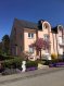 Maison jumelée Location 5 chambres à Strassen - 3 800 € Magnifique maison dans un quartier calme de Strassen, entièrement rénovée, construite en 1993 sur un terrain de 3.80 ares offrant une surface habitable de +/-280m2.Très beau jardin et alentours très soignés, fruitiers à l'arrière, terrasse. Au rez-de-chaussée : Hall d'entrée (marbre), living / salle à manger avec cheminée ( luminaires et rideaux installés), un WC séparé, cuisine équipée séparée avec accès sur une belle terrasse et un beau jardin à l'arrière (nouveau four et plaque de cuisson à induction), 1 bureau (ou chambre).A l'étage: hall de nuit spacieux (marbre), 3 chambres à coucher ( parquet), grande salle de bain avec baignoire de coin, double lavabo, bidet et WC, salle de douche avec WC et douche, débarrasSous les combles: petit hall ( marbre), combles aménagés entièrement neuves offrant 2 chambres à coucher, grand living ( possibilité d'y installer une cuisine), salle de douche neuve, balcon côté latéral ( cet espace est entièrement neuf )Au sous-sol: grand garage pour 2 voitures, débarras, buanderie avec douche et branchement machine à laver, cave avec étagères, chauffage au gaz.Possibilité 2 emplacements devant le garage.Animaux domestiques interdits.Le propriétaire a refait la maison à neuf, elle est très soignée, nouvelle façade.Disponible de suiteRef agence :103354
