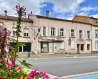 Immeuble de rapport Vente 5 chambres à Bouzonville - 71 000 € Immeuble. BOUZONVILLE Centre commerçant. Immeuble se composant d'un local commercial avec vitrine, cuisine, cours, sanitaires, cave. Un local professionnel en RDC avec salle d'attente bureau et sanitaires et accès PMR. Un spacieux appartement F6 avec terrasse et grenier aménageable.Nombreuses possibilités d'aménagement.