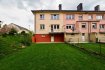 Maison jumelée Vente 3 chambres à Mamer - 899 000 € immohub, votre partenaire dans l’immobilier à Mamer, vous propose cette magnifique maison libre de 3 côtés sur un terrain de 3,20 ares dans la cité résidentielle sans trafic de passage „ Rue Mameranus “.
Profitez du charme d’un quartier résidentiel proche de toutes commodités (Boulangerie , Ecoles, Commerces, Centre Ville)
La maison se compose comme suit:
R-1
Hall 3,2 m2
Garage 23,75 m2 (3,98 x 5,96)
Réserve 11,82 m2
Buanderie 4,60 m2
Local technique 9,5 m2 avec accès au jardin
RDC
Hall d’entrée 12,8 m2
Cuisine 8,55 m2
Double séjour 34,20 m2 avec accès au balcon
WC séparé 1,00 m2
R+1
Chambre I 18,00 m2
Chambre II 16,7 m2
Chambre III 8,7 m2
Salle de bain (Baignoire, WC, Lav. simple) 5,1 m2
R+2
Grenier à aménager 30 m2
Détails:
Dalles en béton
Double vitrage
Garage pour une voiture
Emplacement extérieur
Construction 1972
Chauffage au mazout
Gaz raccordé à la maison
Situation calme et agréable
European school à proximité
Maison de coin très soignée avec grand jardin