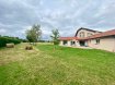 Maison Vente 4 chambres à Thionville - 470 000 € Maison individuelle F6 de plain pied avec piscine. 30 minutes de THIONVILLE et METZ, Maison d'architecte confortable et lumineuse, année 2000 de type F6 sur un terrain de 1 hectare plat, au calme, entièrement clôturé avec un portail et visiophone. 4 chambres dont une chambre parentale avec dressing, cuisine individuelle équipée, donnant accès sur la terrasse exposée sud-ouest, spacieux séjour cathédral et mezzanine, salle de bain avec 2 accès donnant sur les chambres.Cette maison se compose également d'une piscine couverte et chauffée avec douche, et accès terrasse et séjour.Nombreux rangements, cave à vin. Garage double.