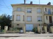 RUE DU STADE - SCY CHAZELLES
Dans une impasse, au calme, appartement 2P de 48m² situé au rdc surélevé d'un immeuble comprenant deux logements. Le bien se compose d'une entrée, d'un séjour et d'une chambre, d'une cuisine à aménager, d'une salle de bain avec baignoire et d'un wc séparé.
Les avantages de ce bien ? Un balcon, un grand jardin collectif, une cave et un garage privatif ! 
Chauffage au gaz individuel - Disponible de suite.

Logement à consommation excessive : 
DPE F406 F89