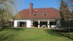 Maison individuelle Vente 5 chambres à Strassen - 2 200 000 € Grande maison unifamiliale (style Bungalow) avec une surface totale de plus de 420 m2 libre des 4 cotés située dans une rue calme et résidentielle de Strassen.
RENOVEE en 2007, cette demeure de standing est érigée sur un terrain de 11.19 ar, et bénéficie d'une situation agréable à 3.5 km de Luxembourg du Centre-Ville et proche de toutes les commodités (Commerces, Ecoles, Fitness, Centres Commerciaux (CACTUS, CORA), Réseau bus et autoroutier)
REZ DE CHAUSSEE :
Au rez-de-chaussée l'espace vie caractérisé par sa luminosité se compose d'un grand Hall avec W.C. séparée, d’un double living avec feu ouvert, le tout donnant sur une cuisine complétement équipée et un accès sur une grande terrasse couverte avec un beau jardin arboré avec une orientation plein SUD.
Ce niveau est complété par et un espace bureau/ TV ainsi qu’une chambre à coucher avec salle de douche privative ainsi qu'un W.C. séparé.
(Superficie RDC : +/- 145 m2)
ETAGE 1 :
Le premier étage se compose d'un grand palier avec un balcon côté Ouest (pouvant être aménagé en chambre à coucher supplémentaire, ainsi que trois chambres à coucher dont une possible suite parentale avec salle de douche individuelle et balcon. Une salle de bains commune avec baignoire, W.C. et lavabo viennent compléter le 1ier étage.
(Superficie 1ier étage : +/- 125 m2)
SOUS-SOL
Le sous-sol dispose d'une buanderie, d'une grande salle de fitness, de la chaufferie au GAZ (2007), d'une cave à vin, d'une réserve de 20 m2 et d'un garage pour 3-4 voitures.
(Superficie sous-sol : +/- 150m2)
Equipements :
Chauffage au sol, Connexions internet, Velux, Double vitrage, Feu ouvert, 3 Salles de Bains
Cuisine équipée (BOFFI - Gaggenau), Garage (3-4 voitures) Porte Garage électrique, Chauffage au gaz (2007) Cave à vin, Salle de Sport, Parquet massif), Surface Total : 420 m2
Terrain de 11,19 are (rare)