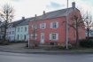 Maison Vente 4 chambres à Clemency - 550 000 € Affaire à saisir !
Maison avec 4 chambres à coucher.
A vendre belle maison de caractère avec beaucoup de charme.
Située au coeur du village de Clemency, cette grande maison individuelle de 5,55 de terrain et 218 m2 de surface habitable se prête idéalement aux différents usages, soit une maison unifamiliales ou une maison bifamiliales. Evoluant dans un environnement verdoyant et au calme, elle dispose d'une belle exposition à la lumière tout au long de la journée.
Cette maison divisée actuellement en 2 appartements se compose comme suit :
Au rez-de-chaussée : un hall d'entrée, une chambre de 20,70 m2, un living avec feu ouvert, une cuisine équipée, une salle de bains, une salle de douche, buanderie et une cave à vin.
Au 1° étage la maison dispose d'un living, de 3 chambres, dressing, hall et d'une cuisine équipée.
Enfin au dernier étage, vous trouverez un grenier spacieux de 151,38 m2 pouvant être aménagé en plusieurs chambres et salle de bains.
Enfin à l'extérieur, vous découvrirez 2 emplaçement de parking, et un magnifique jardin aménagé.
Disponible de suite.
Surface totale : 218,78 m2
Surface au sol du Grenier : 151,38 m2
Clemency appartient à la Commune de Bascharage et dispose d'un environnement calme et verdoyant. Située à moins de 5 km de Bascharage et à moins de 5 km de l'autoroute, vous aurez accès rapidement à toutes commodités.
Vente exclusive par Immobilière Diederich s.à.r.l.
Si vous souhaitez vendre ou louer votre maison ou appartement, profitez vous aussi de notre qualité de service.
Depuis 2003 à votre Service.