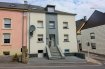 Maison Vente 4 chambres à Wiltz - 615 000 € -- FR --
Maison libre de 3 côtés, entièrement rénovée
Surface totale: - 157 m2
Surface habitable: - 125 m2
Terrain: 1,20 ares
Terrain constructible en face de 3,89 ares. (actuellement utilisé en tant que jardin)
*Rez-de-chaussée:
hall, cuisine équipée ' salle à manger ' living, WC séparé, débarras sous escalier
*1er étage:
hall de nuit, 2 chambres à coucher, salle de douche
*2e étage:
hall de nuit, 2 chambres à coucher dont 1 avec salle de douche
*Sous-sol:
cave-chaufferie (mazout), cave ' buanderie avec sortie vers l'extérieur
Garage 1 voiture
Emplacements 3 voitures
Jardin (place à bâtir)
Pour de plus amples renseignements ou pour une visite, contactez nous info@immowolz.lu / 352 95 82 59 -1
-- DE --
Freies Haus auf 3 Seiten, komplett renoviert
Gesamtfläche: - 157 m2
Wohnfläche: - 125 m2
Land: 1,20 ares
Bauland von 3,89 Ares. (derzeit als Garten genutzt)
*Erdgeschoss:
Flur, Einbauküche - Esszimmer - Wohnzimmer, separates WC, Abstellraum unter der Treppe
*1. Etage:
Nachtflur, 2 Schlafzimmer, Duschbad
* 2. Stock:
Nachtflur, 2 Schlafzimmer, darunter 1 mit Duschbad
*Keller:
Keller-Heizraum (Öl), Keller - Waschküche mit Ausgang nach außen
Garage für 1 Auto
3 Stellplätze
Garten (Bauplatz)
Für weitere Informationen oder für einen Besuch kontaktieren Sie uns info@immowolz.lu / 352 95 82 59 -1
Ref agence : 6989