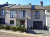 Maison Vente 6 chambres à Colpach-Haut - 990 000 € Située dans un quartier agréable de Colpach-Haut, belle maison contemporaine récente de deux façades, 6 chambres, avec garage, parking extérieur, terrasses et jardin orienté sud/ouest sur terrain de 2.92 ares.
Son architecture offre de vastes espaces de circulation lui conférant un caractère luxueux. Les finitions sont de qualité supérieure avec des matériaux nobles utilisés tant au niveau des pièces de vie que des pièces de circulation ou passages. Etat neuf.
Elle se compose comme suit :
- Rez jardin : cuisine neuve équipée de 17m2 (plan granit, évier, machine à café, four, chauffe plat, lave-vaisselle, taque induction, hotte aspirante, rangements ), ouverte sur salle à manger séjour de 43m2, hall avec vestiaire et wc indépendant, bureau de 18m2, buanderie 15m2, chaufferie avec citerne à mazout.
- Rez de rue : hall d'entrée vitré, vaste hall, très grand espace parental avec terrasse privative composée d'une grande chambre de 24m2, dressing 8m2, salle d'eau de 9m2 avec douche italienne, évier et wc.
Garage 2 voitures de 42m2 + 1 parking extérieur.
- Etage 1 : 3 grandes chambres (24m2, 21m2 ,20m2) dont une avec balcon, 2 salles de bains avec baignoire, douche et wc de 11m2 et 10m2.
- Etage 2 : 2 chambres complémentaires et un grenier.
- Revêtements des sols : carrelage, pierre naturelle (hall) et parquet (espace parental).
- Extérieurs : 3 terrasses dont celle rez-de-jardin de 40m2, chambre parentale 20m2 et 1 balcon dans une chambre à l'étage. Les abords sont aménagés, petit jardin arrière, brise vue végétal.
- Equipements : châssis PVC double vitrage (anti-effraction sur les baies vitrées accessibles), chaudière mazout de marque Weishaupt, chauffage au sol pour le rez-de-chaussée jardin, porte de garage motorisée, moustiquaires coulissantes sur toutes les baies vitrées, 2 marquises en terrasse, alarme.
- Sa situation privilégiée la rend accessible aux axes de circulations (5 min de la N4 / 10 min E25), commerces et équipements scolaires et sportifs : Ell 3min / Redange 6 min / Oberpallen 5min, et Luxembourg Centre à 30 min.
Arrêt de bus à la sortie de la rue.