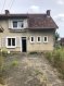 Maison Vente 3 chambres à Creutzwald - 118 000 € L'agence Pack'Immo vous propose cette maison semi-mitoyenne de 100 m2 de type T5 à rénover.
Situé au calme (quartier Houvergarten), elle donne sur la forêt et possède un garage séparé de la maison ainsi qu'une cave. La maison est équipée de double vitrage en PVC ainsi que d'un chauffage au gaz et possède un terrain de 6 ares accessible des 2 côtés.
Le RDC est constitué de:
Une cuisine de 9.23 m2
Un sellier de 2.1 m2
Un salon d'environ 20m² ouvert sur une salle à manger:
de 10m² et une salle de bain rénovée de 4.42 m2 avec une grande douche et un WC.
Le 1er étage est constitué de 3 grandes chambres et d'un grand placard:
Une des chambres a 2 greniers accolés de chaque coté de 5.1 m1 chacun.
Il est possible d'abattre les 2 cloisons pour avoir une chambre de 20.41 m2.
Modification déjà réalisée dans ce type de maison.
La cave fait la moitié de la maison, le reste étant un vide sanitaire.
Maison saine dans un quartier hyper calme, affaire à saisir !