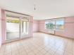 THIONVILLE ? APPARTEMENT F5 DE 104 M² AVEC TERRASSE, ASCENSEUR ET GARAGE

Situé impasse de la Petite Lor à Thionville, dans un environnement calme et résidentiel, cet appartement F5 de 104 m² se trouve au 2? étage sur 4 d'une résidence de standing avec ascenseur, comprenant 25 lots.

Il se compose d'une vaste entrée de près de 16 m², d'un séjour lumineux donnant accès à une terrasse de 7,50 m² sans vis-à-vis avec vue dégagée sur un parc, d'une cuisine séparée équipée, de trois chambres dont une suite parentale avec salle d'eau privative, d'une salle de bains et d'un WC indépendant.

Un box fermé en sous-sol ainsi qu'un cellier complètent ce bien.

Prestations et informations complémentaires :

Résidence de standing avec ascenseur

Terrasse sans vis-à-vis avec vue sur parc

Trois chambres dont une suite parentale

Deux pièces d'eau

Box fermé en sous-sol

DPE : C

Charges de copropriété : 145 €/mois

Taxe foncière : 1 800 €/an

Aucun travaux prévu dans la copropriété

Un rafraîchissement intérieur, principalement des peintures, permettra de remettre l'appartement au goût du jour.

Un appartement spacieux et fonctionnel, bénéficiant d'un environnement résidentiel recherché à Thionville.