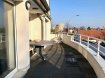 Appartement Location 3 chambres à Strasbourg - 1 430 € Quartier calme, au 3e étage d'une petite copropriété récents, superbe appartement formant 4/5 pièces et comprenant : Entrée avec placard, séjour double avec un grand balcon (22 m2, 3 chambres, salle de bains, salle de douche avec Wc, cuisine équipée, une buanderie attenante, un balcon sur rue, une terrasse solarium au 4e étage (21 m2 accessible par escalier dans le séjour).
Annexes : deux garages, une cave.
Chauffage et production d’eau chaude sanitaire collectifs