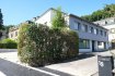 Luxembourg-Mühlenbach, 19A, rue de Mühlenbach, local commercial de 439 m2 en excellent état et représentatif pouvant être utilisé en profession libérale, bureau, centre culturel, école etc. Il est composé comme suit : RDC : entrée, bureau de 32 ,50 m2, bureau de 31,41m, mi-étage : kitchenette, bureau de 10,55 m2, WC, ETAGES : couloir de 43 m2, salle de conférence de 144,8 m2, pièce / archives de 17m2, bureau de 42,6 m2, kitchenette, WC, bureau de 19,9 m2, bureau de 30m2, bureau de 19,4 m2, bureau de 18 m2, couloir de 16,1m2. 7 à 8 places de parking à l'extérieur. Très belle finitions, luminaires par tout, alarme. Libre de suite, bail de 3 ans. Prix : 9.000 euros par mois + charges individuelles : eau, chauffage, électricité, internet. Frais d'agence : un mois de loyer + TVA à charge du locataire. Contact et visites : Rosalba MAITRE téléphone : 691 550 189 Email : rosalba@parkagence.lu & Arianna GHITTINO, téléphone : 691 205 573, email : arianna@parkagence.lu