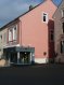 Studio Location à Redange - 650 € Agréable studio non-meublé mansardé à louer dans le village de Redange.
- cuisine équipée
- salle de douche
- séjour.
Grand parking public en face.