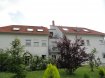Studio Location à Perl-Perl - 570 € Seniorenresidenz Moselpark
Texte français ci-dessous.
Ein tolles Studio in der wunderschönen, ruhigen Senioren-Residence Mosel-Park in Perl auf der deutschen Seite. Das Studio liegt im Dachgeschoss. Es hat grosse Fenster( doppelverglast) und ist somit sehr freundlich und hell. Es gibt eine Einbauküche. Das grosse Wohn/Schlafzimmer (30m2 ) hat Parkettfussboden.Von der Küche gelangt man auf einen Balkon mit tollem süd-west Blick. Das Badezimmer ist ebenfalls grosszügig ( 7m2 )und verfügt über eine italienische Dusche, d.h.keine Schwelle zur Dusche. Im Ganzen präsentiert sich die Wohnung in einem neuwertigen Zustand, sowie die ganze Residence und die gesamte Anlage. Es gibt einen Kellerraum (4m2)und eine Waschküche, wo von der Hausleitung eine Waschmaschine und ein Trockner zur Verfügung steht.
Perl liegt im Dreiländereck zwischen Luxembourg-Schengen,Frankreich und Deutschland. Die Mosel-Park-Anlage/Senioren-Galerie wurde vor 15 Jahren errichtet und beinhaltet neben den tollen Wohnungen ein Restaurant, medizinische Versorgung, einen Notrufsystem für jedes Appartement, einen Frisör und viele andere Annehmichkeiten. Vielfätlige Einkaufsmöglichkeiten im Umkreis von einigen hundert Metern w.z.b. Aldi, Bäcker, Metzger etc und direkter Autobahnanschluss nach Luxembourg/Saarbrücken.
Superbe studio dans la magnifique résidence