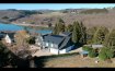 Maison de maître Vente 5 chambres à Insenborn - 1 950 000 € Texte français ci-dessous.
Eines der traumhaftesten Anwesen im Luxemburger Land.
Auf einer Anhöhe, direkt über dem Stausee und grandiosem Rundumblick, liegt das Anwesen sehr ruhig und mitten in der Natur. Nur ein kleiner Weg führt zu der handvoll, exklusiven Häuser, in einer sehr bevorzugten Lage.
Das Haupthaus wurde 1960 im Ardennen-Stil errichtet, vom jetzigen Eigentümer von Grund auf erneuert und mit einem 450m2 großen, modernen Anbau erweitert. Somit stehen insgesamt fast 517m2 Wohnfläche zur Verfügung und eine riesige Garage für mindestens 4 Autos.
Das ursprüngliche Haus wurde komplett erneuert, wobei der klassische Ardennen-Stil berücksichtigt blieb. Es wurden nur die besten Materialien verwendet und gerade im Detail keinerlei Kosten gescheut. So entstand im unteren Bereich ein großzügiges Wohn/Esszimmer mit Zugang zur wunderschönen, riesigen Terrasse mit Seeblick. Die Küche ist funktionell/modern und mit einer Durchreiche mit dem Esszimmer verbunden. Des Weiteren gibt es eine Gäste-Toilette und eine klassische Treppe in den ersten Stock. Dort liegt das Master-Schlafzimmer mit Balkon (Traumblick), eigenem Traum-Bad und Dressing. Daneben gibt es ein weiteres Zimmer mit Schlafzimmer im Stock darüber. Hier gibt es einen Zugang zur Sonnenbank. Weiterhin findet man ein Abstellzimmer, ein Bad, eine separate Toilette und ein gemütliches Zimmer, dass als Büro genutzt werden kann. Hier liegt auch der Zugang zum neuen Teil des Anwesens. Man betritt einen Raum von ca 70m2, mit 4 großen Fenstern und einem weiteren, offenen Stockwerk, welches nochmals 25m2 umfasst. Im hinteren Teil gelangt man über eine Glas-Schiebetür in einen modernen Dressing und ein sehr modernes Bad mit Dusche und Toilette. Dieser großzügige Bereich eignet sich zum sehr komfortablen Wohnen, als Büro oder seriösen Hobby-Raum. Eine weitere Tür öffnet den rechten Flügel des Anwesens. Hier liegen ein großer Raum mit Kamin und tollen, burgähnlichen Fenstern, sowie ein weiterer großer Raum mit Badezimmer. Man kann diesen Bereich auch getrennt vom Haupthaus, von der Garagenseite erreichen. Eine weitere Treppe führt in den 2.Stock des rechten Flügels und bietet ein wahnsinniges Turmzimmer mit einem 2.Bereich, der als Abstellkammer oder Archiv genutzt werden kann. Von hier hat man einen unglaublichen Blick über den Stausee und die gesamte Natur. Diese Räumlichkeiten des rechten Flügels können als eigenständige Wohnung oder als Büro genutzt werden. Im Erdgeschoss dieser Seite des Anwesens befinden sich die riesige Garage für mindestens 4 Autos, einer Werkstatt, ein Badezimmer mit Dusche und die super-moderne Gas-Heizungsanlage. Eine Regenwasseranlage ist vorinstalliert.
Alle verbauten Materialien sind sehr hochwertig, alle Holzarbeiten, Kacheln, Marmor und Steingut, Fenster ( im neuen Teil 3-4 fach ), Fliegengitter, Schieferdächer, Isolierungen, Alarmanlage, Garagentore etc.
Auf die Außenanlage des Anwesens wurde besondere Rücksicht genommen. Über einen eigenen Weg gelangt man auf das riesige Grundstück mit stilgerechter Vorfahrt vor dem Haus. Der vordere Teil des Anwesens wurde mit viel Liebe zum Detail angelegt und begeistert alle Besucher. Eine riesige Durchfahrt vor den Garagen stellt eine praktische Verbindung zur Terrasse und Garten dar oder sorgt dafür, dass man bei jedem Wetter trocken ins Haus kommt, ohne die Garage benützen zu müssen. Der Eingangsbereich des ursprünglichen Hauses wurde nach toskanischem Vorbild ausgebaut mit einer romanischen Pergola mit Platz für viele Freunde und einem eigens gebauten Backofen/Grill Häuschen. Hier lassen sich die Sommertage wie in Italien verbringen. Eine weitere, riesige Terrasse befindet sich hinter dem Anwesen und lässt sich , unter anderem, vom Wohnzimmer her betreten. Hier wurde sehr stilvoll mit vielen Steinen gearbeitet, mehrere luxuriöse Aufenthaltsmöglichkeiten erschaffen, sowie eine traumhafte Gartenlandschaft gestaltet. Verrückte Details sind 2 Außenkamine, Lampen in verschiedenen Nischen und viele verrückte Accessoires an den Wänden und im Garten. Hier finden sich weitere kleinere Gebäude, wie zum Beispiel eine Holz-Chalet (30m2), ein großer Hundezwinger, ein Abstellhäuschen für Gartengeräte, und ein professionelle Umweltkontainer.
Das Grundstück verläuft sich auf der rechten Site des Anwesens in einem riesigen, zum Teil angelegten ,Park mit eigenem Zugang von der unteren Straße. Hier gibt es wiederum mehrere kleine Holzschuppen, eine Werkstatt und die Möglichkeit ein großes, weiteres Gebäude zu errichten. ( z.B. einen großen Pferdestall für mehrere Tiere, eine große Werkstatt oder einfach nur eine Halle für verschiedene Möglichkeiten). Das gesamte Anwesen ist eingezäunt.
Das Anwesen ist einzigartig in der Lage, Größe und Qualität, was heutzutage kaum noch realisierbar sein wird. Umgeben von weiteren Traumhäusern und prominenter Nachbarschaft, lässt sich Natur und die absolute Ruhe genießen.
Insenborn liegt malerisch am Stausee von Luxemburg, mitten in der Natur. Der See bietet viele Wassersportmöglichkeiten und der Strand von Insenborn ist in ein paar Minuten erreichbar. Das Städtchen Esch/Sur liegt nur einige Kilometer entfernt. Arlon (B) befindet sich 20 Minuten auf der anderen Seite des Sees, sowie eine Autobahnanbindung Luxemburg-Brüssel. Die Verbindung zur Stadt Luxemburg wurde durch die Eröffnung des Stafelter Tunnels noch einfacher. Den Kirchberg/Flughafen erreicht man in etwa 40 Minuten.
Une des plus belles propriétés de rêve au Luxembourg.
La propriété a une situation très tranquille sur un coteau en pleine nature, directement au-dessus du lac de barrage et offrant une vue panoramique grandiose. Seulement quelques maisons exclusives en situation très privilégiée sont accessibles par un seul petit chemin.
La maison principale de style ardennais, a été érigée en 1960. Elle a été rénovée de fond en comble par le propriétaire actuel et elle a été agrandie d’une annexe moderne de 450m2. Par conséquent, presque 517m2 de surface habitable, ainsi qu’un garage gigantesque pour au moins 4 voitures sont à disposition.
Lors de la rénovation complète de la maison initiale, le style classique ardennais a été respecté. Seulement les meilleurs matériaux ont été utilisés et, surtout en détail, on y a mis le prix. Il en résulte dans la partie inférieure, un salon/salle à manger spacieux avec accès sur la terrasse magnifique et gigantesque avec vue sur lac. La cuisine est fonctionnelle et moderne et est reliée par un passe-plat à la salle à manger. En outre, on a un WC séparé et un escalier classique pour atteindre le premier étage où se situe la chambre à coucher principale avec balcon et vue de rêve, ainsi qu’un dressing et une salle de bains de rêve. A côté, on trouve une pièce supplémentaire avec chambre à coucher au-dessus. Ici on a accès au solarium. En outre, cet étage est équipée d’ un débarras, d’une salle de bains, d’un WC séparé et d’une chambre douillette, qui peut avoir l’affectation de bureau. Ici se trouve l’accès à la nouvelle partie de la propriété. On entre dans une pièce de +/- 70m2, équipée de 4 grandes fenêtres et d’un étage ouvert supplémentaire, qui englobe encore une fois 25m2. Dans la partie postérieure, on accède par le biais d’une porte coulissante en verre à un dressing moderne et une salle de bains moderne avec douche et WC. Cette partie généreuse s’apprête particulièrement comme séjour confortable, comme bureau ou comme spacieuse pièce à hobby. Une porte supplémentaire ouvre l’aile droite de la propriété où se situe une grande pièce avec cheminée équipée de fenêtres dans le style d’un château-fort, ainsi qu’une autre grande pièce avec salle de bains. Toute cette partie peut également être accédée séparément à partir du côté du garage. Un escalier supplémentaire mène au 2me étage de l’aile droite et offre une chambre-tour délirante avec une 2me partie, qui peut être utilisée comme archive ou débarras. D’ici, on a une vue incroyable sur la nature et le lac. Ces locaux de l’aile droite peuvent être exploités comme bureau, ou comme appartement séparé. Au rez- de- chaussée de ce côté de la propriété se situe l’énorme garage pour au moins 4 voitures, un atelier, une salle de douche et le chauffage au gaz super-moderne. Une installation de récupération des eaux pluviales est préinstallée. Tous les matériaux de construction, comme la menuiserie, le carrelage, marbre, fenêtres (dans la nouvelle partie à triple et quadruple vitrage),Moustiquaires, isolations, installation d’alarme, portes de garage etc., sont de très haute qualité.
Les alentours de la propriété ont été pris particulièrement en considération. Par le biais d’un chemin privé, on atteint le terrain gigantesque avec arrêt de style devant la maison. La partie antérieur de la propriété a été aménagée avec beaucoup d’amour au détails et enthousiasme tous les visiteurs. Le passage gigantesque devant les garages constitue un raccordement pratique avec la terrasse et la jardin, de sorte qu’on peut atteindre la maison par tous les temps sans devoir utiliser le garage.
La partie d’entrée de la maison initiale a été aménagé selon le modèle toscane avec une pergola romantique, une maison à barbecue avec four, pour avoir beaucoup d’espace pour les invités. Les journées d’été se passent comme en Italie. Une autre terrasse gigantesque se situe dans la partie postérieure de l’immeuble et peut être atteinte entre autres à partir du living. On a travaillé beaucoup de pierres, crée plusieurs possibilités luxurieuses de séjour et dessiné un jardin de rêve.
En détail, on trouve 2 cheminées extérieures, des lampes dans diverses niches et beaucoup d’accessoires délirants sur les murs et au jardin. Plusieurs petites bâtisses se trouvent ici, comme un chalet en bois de 30 m2, un chenil, un abri de jardin pour outils et un conteneur environnemental professionnel.
Le terrain se perd du côté droit en un parc énorme en partie aménagé avec accès séparé de la rue inférieure. On y trouve encore plusieurs remises en bois, un atelier et la possibilité d’ériger un grand immeuble supplémentaire. (p.ex. écurie pour plusieurs chevaux, un hall ou un atelier) Toute la propriété est clôturée.
Cette propriété est unique depuis sa situation, sa surface et sa qualité, dont la réalisation nos jours ne semble pratiquement plus possible. Entouré d’autres villas de rêve et voisinage élitaire, la nature et le calme absolu peuvent être savourés.
Insenborn se situe de façon pittoresque en pleine nature au bord du lac de barrage au Luxembourg. Le lac offre beaucoup de possibilités de sports nautiques et la plage d'Insenborn est à quelques minutes. Le petite ville d'Esch- sur- Sûre n'est qu'à quelques kilomètres. Arlon se situe à 20 minutes de l'autre côté du lac, ainsi qu'un accès sur l'autoroute Luxembourg - Bruxelles. Le trajet vers Luxembourg, Kirchberg et l'aéroport va considérablement s'améliorer avec l'ouverture de la route du nord .