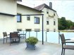 Hôtel Vente à Wincheringen - 880 000 € Traditionsreiches Hotel/Restaurant mit vielfältigem Umbaupotential
Der charmante Gasthof in begehrter Lage unmittelbar an der luxemburgischen Grenze sucht einen neuen Eigentümer. Das verkehrsgünstig gelegene Hotel/Restaurant verfügt über 7 Hotelzimmer und 3 Ferienwohnungen, sowie eine Gaststube mit Theke und Gastronomieküche.
Das Anwesen bietet zudem Platz für Veranstaltungen und einen herrlichen Freisitz auf der modern und neu gestalteten Terrasse.
Ein Umbau in Eigentumswohnungen oder Ferienwohnungen ist eine Option. Lagerflächen und Kellerräume sowie Stellplätze runden das Angebot ab.
Über die Landesgrenzen hinaus ist der Weinort Wincheringen ein Anziehungspunkt für Besucher und in den vergangenen Jahren für viele Menschen zum neuen Lebensmittelpunkt geworden. Das vielfältige Angebot im kulturellen, sportlichen und gesellschaftlichen Bereich trägt entscheidend dazu bei, die Gemeinde Wincheringen lebens- und liebenswert zu machen. Die Grenznähe zu Luxemburg und die berühmte Mosel mit ihren Weinbergen machen den Ort zu einem attraktiven Wohnort und Ausflugsziel für internationale Familien und Gäste.