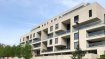 Duplex Vente 3 chambres à Luxembourg-Dommeldange - 2 800 000 € Sigelux Real Estate vous propose à la vente ce magnifique duplex construit en 2012.
Il est situé au 1er étage, d’une résidence de 10 Appartements dans « les Résidences du Château » au cœur de Dommeldange.
L’appartement dispose d’une surface habitable net de +/- 190m2 (surface totale : 225 m2)
De par son architecture moderne, ses lignes élégantes et épurées, il offre une hauteur de plafond de 6m, ainsi de grandes baies vitrées composent l’ensemble de l’appartement procurant une luminosité optimale toute au long de la journée.
Le bien se compose de la façon suivante :
Au 1er niveau un large hall d’entrée avec de nombreux rangements intègres, une toilette, suivi d’un vestiaire.
Le living avec sa salle à manger représentent un espace de 60m2, suivi d’une superbe terrasse exposée plein sud de 40m2.
La cuisine entièrement équipée (Bulthaup), est ouverte sur un 2e salon, permettant l’accès à la deuxième terrasse de l’appartement, et au jardin privatif situé à l’arrière du bâtiment.
L’étage est accessible via des escaliers très design en bois et verre suivi d’une passerelle, celle-ci vous offre ainsi une vue panoramique sur le salon, la terrasse et la verdure du paysage extérieur.
A cet étage se trouve la suite parentale et sa salle d’eau avec douche, toilette et double lavabos, accompagné d’un dressing très bien aménagé.
Deux autres chambres viennent compléter ce bien, elles disposent d’un balcon commun de 20m2 exposé Ouest, d’une salle d’eau avec douche, toilette et lavabo. Enfin un espace buanderie est également situé à cet étage.
Cet objet aux finitions architecturales très modernes possède aussi 2 emplacements de parking en sous-sol, une cave, une cave à vin avec air conditionné pour une conservation optimale de vos grands crus.
Ce duplex est équipé d’un système d’alarme et de caméra surveillance via la société Brinks.
La domotique fait partie intégrante de l’appartement pour le réglage des stores, de la lumière et du chauffage au gaz ; les sols sont en parquet
Le passeport énergétique et l’isolation thermique sont classés B.
DISPONIBILITE IMMEDIATE
Pour plus de renseignement ou un RDV contactez :
SIGELUX : 46 71 31 - 621 26 54 50 ou bob@sigelux.lu