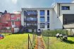 Appartement Vente 3 chambres à Ehlerange - 825 000 € immohub, votre partenaire dans l'immobilier à Ehlerange (Commune de Sanem), est ravi de vous présenter en exclusivité cet appartement exceptionnel situé au premier étage, d'une résidence à seulement 3 unités, achevée en 2020 avec ascenseur. Offrant calme et confort, ce bien bénéficie de trois chambres à coucher, d'un jardin privatif, d'un balcon ainsi que d'un emplacement de parking intérieur.
L'appartement se compose comme suit :
-Hall d'entrée lumineux : 10,40 m²
-Débarras / Raccordements pour WC séparé : 2,00 m²
-Double séjour avec des superbes baies vitrées: 34,00 m²
-Balcon : +/- 10,00 m² accessible depuis le séjour
-Cuisine équipée semi-ouverte : 12,50 m²
-Hall de nuit : 11,60 m²
-Chambre I : 13,00 m² avec WC séparé et lavabo 3,20 m²
-Chambre II : 11,80 m² avec son dressing de 5,15 m²
-Chambre III : 10,30 m²
-Salle de douche : 6,15 m²
-Jardin privatif avec prise électrique - surface utile selon cadastre : 60,02 m² - accessible depuis la cave
-Cave privative - surface utile selon cadastre : 14,22 m²
-Garage intérieur - surface utile selon cadastre : 16,06 m²
-Un accès - surface utile selon cadastre : 8,43 m²
-Buanderie en commune et raccordements pour buanderie dans le garage privatif
Détails supplémentaires :
-Année de construction : 1958 - Projet achevée 2020
-Surface utile de l'appartement d'après cadastre 119,22 m²
-Triple vitrage, châssis en PVC, volets électriques
-Chauffage au gaz / Chauffage au sol
-Classe énergétique : E/E
-Charges mensuelles : +/- 400€
-Résidence de 3 unités (avec syndic)
-Électroménagers de marque Siemens et frigidaire américain
-Orientation : Nord-Est
Idéalement situé à proximité de toutes commodités, des axes routières et à 10 minutes du Belval, cet appartement est une opportunité à ne pas manquer.