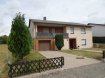 Maison Vente 4 chambres à Perl-Perl - 299 000 € Das Haus befindet sich in einer ruhigen Seitenstrasse in bevorzugter Wohngegend von Perl.
Sie betreten das Haus durch eine grosse Eingangshalle, von hier erreichen Sie 2 der insgesamt 4 Schlafzimmer , ein Bad mit Dusche, die Waschküche und den Heizkeller.
Über eine Treppe gelangen Sie in den sonnigen Garten und in das obere Stockwerk des Hauses .
Hier befinden sich 2 weitere Schlafzimmer, eine Küche, das grosszügige Wohn-Esszimmer mit Balkon, ein Badezimmer, welches mit Dusche und Wanne ausgestattet ist, sowie eine Abstellraum.
Des weiteren gibt es ein ausbaufähiges Dachgeschoss.
Eine Garage gehört selbstverständlich zum Objekt dazu.