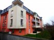 Appartement Vente 2 chambres à Roeser - 580 000 € New Keys vous propose ce bel appartement situé au 1er étage d'une résidence construite en 2001 dans la commune de Roeser, à seulement quelques minutes du centre ville et du Kirchberg.
A la fois lumineux et fonctionnel, l'appartement se présente comme suit:
- Hall d'entrée
- WC séparé
- Living avec accès au balcon
- Cuisine équipée ouverte sur le living
- Salle de bain avec évacuation pour le lave linge
- 2 Chambres spacieuses (+/-21m2 et +/-14m2)
- Balcon donnant sur l'arrière de la résidence
Pour compléter se bien vous profiterez d'un emplacment intérieur et d'une cave privative. La copropriété beneficie égalment d'une buanderie commune et d'un agréable espace vert.
Proche de toutes les commodités, vous disposerez d'un environnement avantageux : arrêt de bus devant la résidence, crèches, supermarchés, parkings public accessibles à pied.
Pour plus de renseignements, et/ou demandes de visites, merci de nous contacter au 27 99 86 23 ou par email à l'adresse info@newkeys.lu
Ref agence :5003271