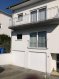 Appartement Vente 2 chambres à Leudelange - 615 000 € Idéalement situé en plein cœur de Leudelange, cet appartement avec une surface utile de 90m2 occupe le rez-de-chaussée d'un immeuble résidentiel à deux unités.
L'appartement est en très bon état général et dispose de :
- Un salon - salle à manger lumineux avec accès sur la terrasse privée,
- Deux chambres à coucher avec des sols stratifiés,
- Un WC indépendant,
- Une cuisine aménagée et équipée avec des appareils électroménager récents haut de gamme
- Une salle de bains avec fenêtre équipée d'une douche, baignoire et WC.
Font partie de l'appartement un garage et une cave privatif.
Proche de l'église et de l'école, cet apparemment est situé à proximité de toutes les commodités.
Ref agence :882951