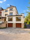 LUXEMBOURG-VILLE - MAISON DE MAÎTRE À USAGE DE BUREAUX - ± 438 m² - PARKINGS EXTÉRIEURS

**3, rue Pierre d'Aspelt, L-1142 Luxembourg**

SIGELUX Real Estate vous propose à la location cette maison de maître à usage professionnel, bénéficiant d'une adresse de qualité à Luxembourg-Ville, à proximité du centre-ville et du parc municipal.

Développé sur quatre niveaux, cet immeuble de caractère offre une surface totale mesurée d'environ **437,52 m²**, combinant espaces de bureaux, locaux de stockage et infrastructures techniques. Son agencement permet d'envisager une implantation professionnelle sur mesure, dans un environnement central et représentatif.

## DESCRIPTION DU BIEN

**Rez-de-chaussée ? ± 145,46 m²**

* Trois bureaux indépendants
* Cuisine
* Réserve
* Hall et espaces de circulation
* WC

**Premier étage ? ± 75,07 m²**

* Trois bureaux
* Hall de distribution
* WC

**Deuxième étage ? ± 83,11 m²**

* Quatre bureaux, répartis côté rue et côté parking
* Kitchenette
* Hall
* WC

**Sous-sol ? ± 133,88 m²**

* Buanderie
* Caves et espaces de stockage
* Deux locaux serveurs
* Local compteurs
* Chaufferie
* Réserve
* Hall

**Surface totale mesurée : ± 437,52 m², sous-sol inclus.**

## LES ATOUTS DU BIEN

* **Adresse centrale et recherchée**, au cœur de Luxembourg-Ville
* **Maison de maître au caractère représentatif**, adaptée à l'image d'une entreprise
* **Une dizaine d'emplacements de parking extérieurs**, un avantage particulièrement appréciable dans ce secteur de la capitale
* Plusieurs niveaux permettant une organisation distincte des services et des équipes
* Nombreux bureaux individuels favorisant la confidentialité et le travail au calme
* Espaces annexes importants pour l'archivage, le stockage et les équipements techniques
* Cuisine et kitchenette réparties sur les niveaux
* Hauteur sous plafond de 2,90 m au rez-de-chaussée

LOCALISATION ET ACCESSIBILITÉ

L'immeuble bénéficie d'une situation stratégique à Luxembourg-Ville, permettant de rejoindre aisément le centre-ville et ses nombreuses commodités.

La proximité du parc municipal, des commerces, des restaurants et des services constitue un atout pour les collaborateurs comme pour les visiteurs. Le secteur bénéficie également de la desserte en transports en commun et d'un accès aux principaux axes de circulation de la capitale.

La présence d'emplacements de stationnement privatifs à l'extérieur représente un véritable avantage pour une entreprise accueillant régulièrement des clients ou des partenaires et souhaitant faciliter l'accès à ses locaux.

Ce bien conviendra notamment à :

* Un cabinet d'avocats ou une étude professionnelle
* Une fiduciaire ou un cabinet comptable
* Une société de conseil ou de services
* Un siège administratif
* Une entreprise recherchant une adresse représentative à Luxembourg-Ville

La configuration sur plusieurs niveaux, les nombreux bureaux et les espaces annexes offrent une solution intéressante pour regrouper différentes fonctions professionnelles dans un même immeuble.

CONDITIONS ET VISITES

Pour obtenir davantage d'informations concernant le loyer, les charges, la disponibilité et les modalités de location, ou pour organiser une visite, nous vous invitons à contacter SIGELUX Real Estate.