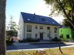 Appartement Location 2 chambres à Redange - 1 300 € Spacieux appartement à louer dans le village de Redange, toutes les commodités sur place (lycée, supermarché, école, ....)
L'appartement de 84,36m² situé au rdch se compose de:
- hall d'entrée
- wc séparé
- séjour / salle à manger avec coin cuisine équipée, sortie sur balcon
- 2 chambres à coucher
- salle de douche
- cave
- garage
- 1 emplacement extérieur.
