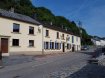 Local commercial Vente 5 chambres à Rodershausen - 339 000 € Grande maison partiellement privative ou /et commerce (ancien commerce café/ restaurant) se prête pour Business center - bureaux, stockage, surface de +- 640 m2, située dans la vallée de l'Our.
Terrain total: 7,29 ares
rez-de-chaussée:
hall d'entrée, accès vers la cave vouté
grande salle de +- 22 m2
grande cuisine professionnelle en inox de +- 16 m2
salle à manger
cuisine équipée (privative)
grand débarras, possibilité de faire des sanitaires supplémentaires
1er étage:
palier
living-salle à manger
1 chambre de passage (+- 9 m2)
4 chambres à coucher (+- 12 m2; +- 9 m2; +- 8 m2; +- 12 m2)
salle de bains (+- 10 m2)
accès vers l'arrière du bâtiment/ grange, possibilité d'agrandir (salle de bains ou terrasse)
accès vers le grenier aménageable
Annexe:
grande grange de +- 84 m2, possibilité de construire une annexe avec un grand duplex
sanitaires clients (hommes/ dames)
chaufferie avec réservoir mazout
dalles 1er étage en bois, dalles grenier en béton
fenêtres double vitrage de 1988 et 1994
toiture en ardoise/ tôle
chauffage Vaillant
classe énergétique: I-I
concession valable sur le café/restaurant
_________________________________________________________
Grosses Gebäude - Privathaus und/ oder Geschäftsgebäude Busienss Center, Büros, Lagerraum mit +- 640 m2
Gesamtgrundstück: 7,29 Ar
Erdgeschoss:
Eingangsbereich, Zugang zum Gewölbekeller
grosser Raum mit +- 22 m2
grosse professionelle Küche aus Edelstahl/ Inox mit +- 16 m2
Esszimmer
private Einbauküche
grosser Abstellraum (Möglichkeit, zusätzliche Sanitäranlagen einzurichten)
1. Stock:
Treppenabsatz
Wohn-/Esszimmer
1 Durchgangszimmer (+- 9 m2)
4 Schlafzimmer (+- 12 m2; +- 9 m2; +- 8 m2; +- 12 m2)
Bad (+- 10 m2)
Zugang zur Scheune und zum ausbaubaren Dachboden
Anbau:
grosse Scheune mit +- 84 m2 (Möglichkeit, eine Wohnung auszubauen)
Gästesanitäranlagen (Damen/ Herren)
Heizraum mit Erdöltank
Decken 1. Stock aus Holz, Decken Dachboden aus Beton
Fenster: Doppelverglasung von 1988 und 1994
Schiefer-/ Blechdach
Heizung Vaillant
Energieklasse: I-I
gültige Konzession für das Café/ Restaurant
Ref agence :6622