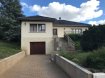 Maison Vente 2 chambres à Algrange - 235 000 € Villa Individuelle plain pied sous sol sur 9 aes. COMPROMIS EN COURS Belle villa individuelle de plain pied sur sous sol complet composée d'une grande entrée avec placard, un salon séjour traversant avec parquet, une cuisine équipée avec accès jardin, de 2 grandes chambres, une grande salle de bains avec double vasque, baignoire et douche. Wc séparé.Au sous sol: garage 2 voitures, buanderie, chaufferie et cave,possibilité pièce supplémentaire.Maison très bien entretenue, charpente et couverture récentes, chaudière au gaz De Dietrich.