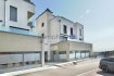 Bureau Vente à Soleuvre - 990 000 € immohub, votre partenaire immobilier à Soleuvre vous présente ce superbe bureau moderne de ±138,32 m², idéalement situé et parfaitement adapté pour diverses professions libérales ou activités tertiaires.
Construit en 2017, ce bien se distingue par ses finitions de qualité, son agencement fonctionnel et sa luminosité naturelle. Il est vendu avec 4 emplacements de parking au sous-sol ainsi qu'un dépôt pratique, offrant des conditions de travail optimales.
Ce bien convient parfaitement aux activités suivantes : fiduciaires, cabinets comptables, bureaux d'architectes, agences d'assurances, cabinets de kinésithérapie, professions médicales ou paramédicales, etc.
Composition des lieux (rez-de-chaussée) :
-Accueil / Réception : 18,20 m²
-Sanitaires : WC séparés hommes/femmes + salle de douche à l'italienne - 9,30 m²
-Open space lumineux : 75,00 m² pouvant accueillir 8 postes ou plus
-Salle de réunion : 12,00 m²
-Bureau indépendant : 13,60 m²
-Cuisine équipée : 6,40 m²
Caractéristiques techniques :
-Triple vitrage - Châssis aluminium
-Stores orientables électriques
-Chauffage au gaz
-Classe énergétique B/B
-Système de climatisation
-Cuisine entièrement équipée (plaque de cuisson, lave-vaisselle, réfrigérateur)
-Prises au sol