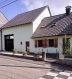 Maison Vente 3 chambres à Rohrbach-lès-Bitche - 179 500 € Maison de village 6 pièces 115 m². Au centre de Schmittviller, découvrez cette charmante maison de village datant de 1760 et entièrement rénovée.
Le bien se compose :
- D'un rez de chaussée avec dégagement, cuisine ouverte sur un coin repas, salon et salle à manger donnant accès à la terrasse, buanderie, WC individuel et 1 chambre à coucher.
- D'un étage avec dégagement, chambre avec salle d'eau et WC et chambre avec salle de bain et WC.
Le bien dispose également d'une dépendance attenante de 68 m² au sol en bon état, offrant de multiples possibilités d'aménagements, d'un garage d'environ 30 m² et d'une chaufferie.
Les informations sur les risques auxquels ce bien est exposé sont disponibles sur le site Géorisques : www.georisques.gouv.fr
Contact Nord Sud immobilier à Diemeringen, Bitche, Rohrbach les Bitche et Sarreguemines.