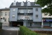 Appartement Location 2 chambres à Echternach - 1 100 € IMMO EXCELLENCE vous propose un appartement d'une superficie de 91 m2 situé au 1er étage d'une petite Résidence. L'appartement se compose comme suit : Un hall d'entrée, un double séjour avec accès sur un balcon, une cuisine équipée, deux chambres-à-coucher dont une avec accès sur un deuxième balcon, une salle-de-bains, un W.C. séparé, un débarras, une pièce supplémentaire au grenier, ainsi qu'un emplacement couvert. L'appartement se situe à quelques mètres de la zone piétonne d'Echternach et à proximité de toutes commodités.Caution pour la télécommande du garage : 100.-EurGarantie bancaire : 2.600.-EurContrat de bail sur 3 ans.Echternach (luxembourgeois : Iechternach) est une ville du Luxembourg d'environ 5 300 habitants et le chef-lieu de son canton, le long de la vallée de la Sûre marquant la frontière avec la Rhénanie-Palatinat allemande.Ref agence :3426733