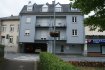 Appartement Location 2 chambres à Echternach - 1 100 € IMMO EXCELLENCE vous propose un appartement d'une superficie de 91 m2 situé au 1er étage d'une petite Résidence. L'appartement se compose comme suit : Un hall d'entrée, un double séjour avec accès sur un balcon, une cuisine équipée, deux chambres-à-coucher dont une avec accès sur un deuxième balcon, une salle-de-bains, un W.C. séparé, un débarras, une pièce supplémentaire au grenier, ainsi qu'un emplacement couvert. L'appartement se situe à quelques mètres de la zone piétonne d'Echternach et à proximité de toutes commodités.Caution pour la télécommande du garage : 90.-EurGarantie bancaire : 2.600.-EurContrat de bail sur 3 ans.Echternach (luxembourgeois : Iechternach) est une ville du Luxembourg d'environ 5 300 habitants et le chef-lieu de son canton, le long de la vallée de la Sûre marquant la frontière avec la Rhénanie-Palatinat allemande.Ref agence :3426733