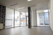 Local commercial Location à Ettelbruck - 1 300 € ETTELBRUCK, Grand-Rue, local commercial de 135 m2 sur rez-de-chaussée et 1er sous sol comprenant; local avec grandes vitrines au rez-de-chaussée, deux bureaux, WC, pièce au sous sol .
Contact et visites : Mme Nassim TOLOUI, téléphone : 691 120 478