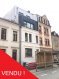 Appartement Vente 1 chambre à Esch-sur-Alzette - 389 800 € -- FR --Appartement situé à Esch-sur-Alzette, dans une résidence de trois unités, avec une surface habitable de 78 m2 et terrasse de 16m2, qui se compose comme suit :
L'appartement en question se trouve au rez-de-chaussée, et comprends une cave privée, une terrasse / jardin privé, hall d'entrée, living / salle à manger avec accès sur la terrasse, une chambre à coucher, WC séparé, salle de douche ainsi qu'une cuisine.
Terrasse/Balcon revêtue de dallages posées sur des plots.
L'appartement se situe à cinq minutes de la zone piétonne et du centre d'Esch-sur-Alzette, restaurants, commerces de quartier, hôpital, infrastructures scolaires, sportives et culturelles à proximité
Possibilité d'acheter un garage - box.
TVA 3% INCLUS DANS LE PRIX !
TECHNIQUES et CONSTRUCTION
Construction en dur, rénovée de fonds en 2018-2019, nouvelles dalles en béton à tous les niveaux +chape avec isolation phonique, maçonnerie traditionnelle, escalier en béton revêtus de carrelage et munis d'un garde-corps en inox, fibre de verre lisse peinte aux murs. Pas d'ascenseur.
Toiture plate : isolation Alwitra, couverture en zinc prépatiné, ferblanterie en zinc.
Menuiserie extérieure : châssis de fenêtre en PVC anthracite extérieur / blanc intérieur avec triple vitrage isolant, volets roulants électriques. Tablettes de fenêtre en granit.
Installation de chauffage : central par chaudière au gaz à condensation avec production d'eau chaude séparée par boiler relié à la chaudière, chauffage au sol, sèche-serviettes électriques dans la salle de bains.
Installations sanitaires : salle de bains exécutée avec des appareils sanitaires de qualité standard plus, comprenant WC + lave-mains dans la toilette séparée ; WC + lavabo intégré sur meuble + cabine de douche ou douche à l'italienne dans la salle de bains. Ventilation forcée existante. La cave privée dispose d'une arrivée / évacuation d'eau pour le branchement de la machine à laver.
Installation électrique : suivant les normes en vigueur et les règles de l'art. Vidéophone + raccordement internet.
Coupole de désenfumage électrique dans la cage d'escalier.
Pour tout complément d'information, n'hésitez pas à nous contactez par téléphone au 28 77 88 22. Nous sommes également disponibles pour organiser les visites le samedi !
Nous sommes, en permanence, à la recherche de nouveaux biens à vendre (des appartements, des maisons et des terrains à bâtir) pour nos clients acquéreurs.
N'hésitez pas à nous contacter si vous souhaitez vendre ou échanger votre bien, nous vous ferons une estimation gratuitement.
Ref agence :129