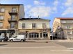 Immeuble de rapport Vente à Moulins-lès-Metz - 345 000 €
( contact de 9h à 20h - Jérémy FALCOMATA - Agent immobilier indépendant - 06 98 89 17 53 )
----------
***** EXCLUSIVITE *****
----------
***** GRAND POTENTIEL AVEC REHAUSSEMENT DE L'IMMEUBLE et AUTRES ...*****
----------
- Immeuble de rapport avec locaux commerciaux idéalement situé à l'entrée de Moulins-les-Metz, en limite avec Montigny-les-Metz, à côté des autoroutes / ZONE ACTISUD !
----------
- 265 m² environ édifié sur 5.23 ares.
- Composé de 4 lots principaux avec vaste garage/entrepôt et plusieurs annexes :
- 2 appartements : 1ier étage 1 T6 de 95 m² avec parking privé et jardin : loué de depuis 14 ans ( 750 € ) / et un grand studio en comble de 50 m² libre ( loyer 400 € ),