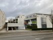 Garage fermé Vente à Senningerberg - 37 000 € Parking dans le garage souterrain d'une résidence moderne
Le parking est situé au dernier étage d'un garage souterrain. Il est activé par un système élévateur, car 2 véhicules peuvent y être stationnés l'un au-dessus de l'autre. Le prix est valable pour un parking.
Le bâtiment est situé sur la route principale