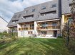 Maison individuelle Location 4 chambres à Luxembourg-Bonnevoie - 3 000 € RE/MAX FORUM, spécialiste de l'immobilier au Grand Duché, vous propose à la location cette très agréable maison située dans une rue calme de Bonnevoie (juste en face du parc Kaltreis) et rénovée en 2014.
Il s'agit donc de la première occupation après rénovation.
La propriété offre +- 180 mètres carrés habitables pour une surface totale de +- 260 mètres carrés et un terrain de 2.40 ares.
Elle se compose de la manière suivante :
- Au RDC, un grand hall d'entrée, un WC séparé, une cuisine séparée entièrement équipée, un grand salon/salle à manger donnant accès directement au grand balcon.
- Au 1er étage, 3 chambres très spacieuses, une salle de douche avec WC.
- Dans le grenier, une très grande pièce pouvant servir de chambre, salle de jeu ou espace fitness, un espace sous-toiture est également prévu pour le rangement.
- La maison dispose aussi d'un sous-sol total avec un garage pour deux voitures ainsi qu'une buanderie, une salle de douche, et des espaces de cave pour le rangement. Notons que le chauffage est au gaz (chaudière à condensation), que l'ensemble des volets sont électriques et que les fenêtres sont en double vitrage.
La maison se situe dans la partie arrière et calme de Bonnevoie, juste en face du parc Kaltreis. - 600m de la Ecole Précoce et Préscolaire Bonnevoie; - 2,4 km de la Gare centrale de Luxembourg; - 4.5km de la St. George's International School Luxembourg; - 6,5 km du Kirchberg par la ville.
Ref agence :maison HChe
