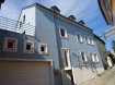 Maison Location 3 chambres à Ehnen - 2 100 € Modern restauriertes Haus, auf mehreren Ebenen, direkt an den Weinbergen gelegen.
Von der Eingangshalle aus gelangen wir in das Hauptschlafzimmer mit ausgestattetem Ankleidezimmer, sowie in das Badezimmer mit Wanne und das separate Gäste WC. Uber das geräumige Treppenhaus erreichen wir die erste Wohnetage, in der sich die lichtdurchflutete Küche, das Esszimmer und das grosszügige Wohnzimmer mit Kamin befinden. Alle Zimmer auf dieser Ebene haben eine Zugang zur grossen umlaufenden sonnigen Terrasse und dem Garten.
Auf der letzten Etage befinden sich zwei weitere Schlafzimmer und ein Büro, dass aber auch als Kinderzimmer genutzt werden kann. Ein weiteres Duschbad und eine separates WC stehen zur Verfügung. Auch hier finden wir eine weitere Terrasse, die zum Verweilen einlädt und einen Blick auf die Weinberge freigibt.
Selbstverständlich gehören ein Kellerraum und eine Waschküche, sowie eine Garage , die Platz für 2 Autos bietet, mit zum Angebot.
Ehnen ist ein malerisches Winzerdorf und ein Ortsteil der Gemeinde Wormeldange in Luxemburg und erstreckt sich über zwei Seitentäler der Mosel, die hier die Grenze zwischen Rheinland-Pfalz (Deutschland) und Luxemburg bildet. Bis Luxembourg-Kirchberg sind es ca 22 km .Der Flughafen ist auch gut erreichbar.