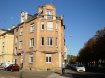 Vente - Appartement à Thionville-Centre Ville prix : 137 000 € Exclusif Agence !!! Appartement F2 de 47 m² carrez 62 m² au sol au dernier étage d'un immeuble de caractère situé au centre ville comprenant : Entrée et dégagement, cuisine équipée avec cellier, salon séjour avec accès balcon, 1 chambre avec placards, une pièce bureau ou dressing, salle de bains avec douche, meuble vasque et sèche serviettes, une grande cave au sous sol et un garage 1 voiture situé avenue Vauban. Ce lot est soumis au régime de la copropriété et le montant des charges annuelles est de 540 euros eau comprise. Les honoraires sont à la charge du vendeur. Copropriété de 4 lots.
Visitez virtuellement cet appartement sur simple demande directement sur notre site.