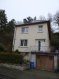 Maison Vente 4 chambres à Ettelbruck - 675 000 € Texte français ci-dessous.
Freistehendes Haus in sehr ruhiger Lage, 100m von der Ackerbauschule und 5min vom Stadtzentrum & Bahnhof von Ettelbrück
Das Gebäude wurde etwa 1950 errichtet und mehrmals renoviert. In der ersten Wohnétage finden sich der Eingangsflur, ein Wohn/Esszimmer mit Kamin, eine grosszügige Küche mit Terrassenzugang und ein Gäste WC. Im ersten Stock liegen 3 Schlafzimmer und ein grosses Badezimmer. Im Speicher gibt es ein Schlafzimmer und 2 kleinere, noch nicht ganz ausgebaute Räume ( Büro etc).
Im Keller finden sich eine Garage mit Abstellmöglichkeiten, der Heizungskeller mit einer Buderus/Weisshaupt Mazoutheizung, eine Waschküche mit ehemaligem Bad und weitere Staumöglichkeiten.
Hinter dem Haus gibt es eine Terrasse, die an das steile Grundstück anschliesst. Vor dem Haus ist ein kleiner Garten angelegt.
Das Haus verfügt über doppelt verglaste Fenster und in einem teilrenovierten Zustand.
Ettelbrück gehört nach Luxemburg-Stadt und Esch zu einer der wichtigen Metropolen im nördlichen Luxemburg. Über die Autobahn, per Bahn oder mit dem Bus ist die Stadt Luxemburg schnell und einfach zu erreichen. Ettelbrück selbst bietet alle Einkaufsmöglichkeiten, Schulen, Kulturangebote und viel Natur an.
Das Haus selbst liegt in einer ruhigen Einbahnstrasse ca 100m von der nationalen Ackerbauschule entfernt. Zu Fuss erreicht man schnell das Zentrum und den Bahnhof. Zum Naherholungsgebiet Esch/Sure und dem Stausee sind es nur 20min mit dem Auto.
Maison libre de 4 côtés en situation très calme à 100m du lycée agricole et à 5 minutes du centre-ville d’Ettelbrück et de la gare.
L’immeuble a été construit en 1950 et a été rénové plusieurs fois. Au 1er étage d’habitation (0) se trouve le hall d’entrée, un salon/salle à manger avec cheminée, une cuisine spacieuse avec accès à la terrasse, ainsi qu’un WC séparé. Au 1er étage se trouvent 3 chambres à coucher et une grande salle de bains. Au grenier se situe une chambre à coucher, ainsi que 2 pièces plus petites non encore aménagées (bureau etc.)
Au sous-sol on a un garage avec possibilité de débarras, la chaufferie avec un chauffage au fuel Buderus/Weisshaupt, une buanderie avec la salle de bains initiale, ainsi que des débarras supplémentaires.
Derrière la maison, on a une terrasse qui accole au terrain raide. Un petit jardin est aménagé devant la maison.
La maison est équipée de double vitrage et se trouve dans un état partiellement rénové.
Ettelbrück, à côté de Luxembourg-ville et Esch/Alzette au Sud, est une des métropoles importantes du Nord du pays. La capitale est facilement atteinte par train, bus ou autoroute. Ettelbrück dispose de tous les commerces, écoles, offres culturelles et de beaucoup de nature.
La maison de situe dans une rue calme à sens unique à +/- 100m du lycée agricole. La gare et le centre peuvent être rapidement atteints à pied. Esch-sur-Sûre avec son lac de barrage et le parc naturel de la haute Sûre sont à 20 minutes en voiture.