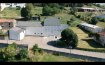 Ferme Vente 3 chambres à Merschweiller - 450 000 € deutscher Text siehe unten.
Grande ferme individuelle au centre du village de Merschweiller à 5 minutes de la frontière Allemagne/Luxembourg avec vue de rêve sur la vallée et à distance de visibilité du Château de Malbrouck.
Les bâtisses datent en partie du 19e siècle et sont à restaurer complètement. A côté de la maison principale, plusieurs granges sont accolées, dont une grande porcherie ainsi qu’une grande grange libre de 4 côtés. Le terrain entier de 54 ares se situe dans le périmètre de la commune et est accessible par une route, supérieure et une route inférieure. Des conditions de construction spéciales sont en vigueur pour la partie supérieure du terrain. Le terrain se situe dans une pente orientée vers le sud avec vue de rêve sur la vallée.
La maison principale se trouve dans une grande cour à côté de plusieurs garages. Au rez-de-chaussée on a un bureau, un salon/salle à manger, une grande cuisine et une nouvelle salle de bains. Au premier étage se trouvent 3 chambres à coucher et un débarras. Les combles de plus de 100m2 peuvent être aménagés. La maison dispose de plusieurs caves voûtées. Les granges adjacentes sont gigantesques et la porcherie à part a été affectée à l’élevage professionnel de porcs. La propriété se trouve dans un état à rénover. Evidemment le terrain pourrait être morcelé par un investisseur dans plusieurs parcelles constructibles après un accord à trouver avec la Commune de Merschweiller.
Merschweiller est une petite commune française à quelques kilomètres de Perl, Sierck les Bains et Schengen. Une rue mène directement du village à Perl qui offre tous les commerces et toutes les écoles. La nature à proximité immédiate fait penser à une petite Suisse. L’accès à l’autoroute et au transport public est rejoint sous peu. Le Château de Malbrouck est à distance de visibilité… Le rêve absolu à la Moselle.
Grosser, freistehender Bauernhof mitten im Dorfzentrum von Merschweiller, 5min von der Deutsch/Luxemburgischen Grenze, in Sichtweite des Chateau Malbrouck und Traumblick über das Tal.
Die Gebäude stammen teilweise aus dem 19. Jahrhundert und müssen komplett restauriert werden. Neben dem Haupthaus gibt es mehrere angebaute Scheunen, einen grossen Schweinestall und eine freistehende grosse Scheune. Das gesamte Grundstück umfasst ca. 54 a und liegt im Bauperimeter der Gemeinde. Das Terrain ist von 2 Strassen , jeweils oben und unten, erreichbar. Für das obere Grundstück gelten besondere Konditionen zur Bebauung. Das Grundstück liegt an einem Hang mit Südseite und tollem Blick über das Tal.
Das Haupthaus steht in einem grossen Hof, der mehrere geschlossene Garagen enthält. Im Erdgeschoss gibt es ein Büro, ein Wohn/Esszimmer, eine grosse Küche und ein neuwertiges Badezimmer. Im ersten Stock finden sich 3 grosse Schlafzimmer und eine Abstellkammer. Der Speicher ist über 100m2 gross und kann ausgebaut werden. Das Haus ist mit einem Gewölbekeller teilweise unterbaut. Die angrenzenden Scheunen sind riesig und der separate Schweinestall wurde professionell zur Schweinezucht genutzt.
Das Anwesen befindet sich in einem renovierbedürftigen Zustand. Für Investoren kann das Grundstück natürlich auch in mehrere Parzellen für Neubauten aufgeteilt werden, je nach Absprache mit der Gemeinde von Merschweiller.
Merschweiller ist eine kleine französische Gemeinde , nur einige Kilometer von dem deutschen Perl, dem luxemburgischen Schengen und Sierck les Bains entfernt. Hinter dem Dorf führt eine Strasse direkt nach Perl, wo sich alle Einkaufsmöglichkeiten und Schulen befinden. Die Natur ist unmittelbar und erinnert an die kleine Schweiz. Autobahnanschluss, Bus und Zugverbindungen sind schnell erreicht. Das Schloss Malbrouck ist in Sichtweite...Der absolute Traum an der Mosel.