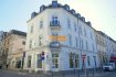 Local commercial Location à Luxembourg-Centre ville - 10 000 € Beau local commercial lumineux et spacieux de +/- 170m2 au rez de chaussée d'un immeuble de caractère situé au coeur du centre de Luxembourg, se composant: d'une grande pièce ouverte avec des grandes vitrines, d'une réserve(bureau) et WC.Au sous-sol: 4 caves entre de 24 à 38 m2.Le local dispose déjà d'un système d'alarme ainsi qu'une surveillance vidéo.Libre de suiteLe local est idéalement situé coin Place du Théâtre/ Côte d'Eich en plein centre de la Ville de Luxembourg avec beaucoup de passage.Ref agence :155