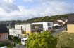 Penthouse Vente 4 chambres à Rameldange - 1 650 000 € Info : 691 262 909 Email : info@immo-aba.lu
Vue imprenable depuis votre salon et depuis votre terrasse sur la vallée.
Magnifique penthouse/duplex exceptionnel dans une maison bi-familiale très haute-gamme en construction, ouvert des 4 côtés.
Chaque étage a sa propre terrasse.
Surface habitable de 200 m² plus les terrasses et une grande cave !
Surface de vente de 225 m²
Suite parentale de plus de 40 m²
Ascenseur directe dans la maison sur les deux niveaux.
Salon / salle à manger / cuisine de 83 m² avec cheminée.
Très élégante cuisine