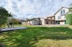 Maison individuelle Vente 5 chambres à Labry - 320 000 € Vous êtes à la recherche d'espace et de tranquillité ?
Située sur la paisible commune de Labry,
La Centrale Immobilière est fière de vous présenter en exclusivité cette belle maison de 8 pièces des années 1900 bâtie sur un magnifique terrain clos et arboré de plus de 1700 m². De l'espace vous en trouverez à l'extérieur, mais aussi en intérieur avec environ 200 m² de surface habitable répartie sur trois niveaux. En rez-de-chaussée surélevé, une grande entrée, deux pièces de vie et la cuisine. À l'étage, une salle de bains avec douche, quatre chambres et un beau dégagement. Mais aussi en rez-de-jardin, une chambre supplémentaire, une salle d'eau, une cuisine d'été et diverses pièces à aménager selon vos envies. De plus, cette propriété dispose d'un garage de 90 m² avec dépendance et annexe de 30 m². Si vous êtes en recherche d'espace, contactez-nous rapidement, c'est une ravissante maison à conforter.