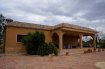 Maison Vente 5 chambres à Alicante - 470 000 € Votre agence Vitrin'Immo vous propose d'acquérir cette superbe et spacieuse maison de campagne en Espagne, à 15 minutes de la ville d'Alicante!Proche des plages de sable fin et de la mer bleue azur caractéristique à la merveilleuse Costa Blanca, ce joli semi-plain pied construit sur une parcelle de 20.0000 m² vous offre le calme et le charme de la campagne Espagnole tout en étant à deux kilomètres du centre-ville!Vous y trouverez, en plus d'un très grand terrain, deux salons-séjours ainsi qu'une cuisine indépendante et équipée, 4 salles de bains avec WC, 5 chambres pour toute la famille, une buanderie, un charmant espace terrasse avec mobilier d'extérieur inclus, ainsi qu'une cuisine d'été. Place de parking extérieure!A distance de marche de la plage pour profiter des journées ensoleillées!Ce bien est également équipé d'un système d'interphone vidéo et d'une alarme, en plus de portes automatiques.Tout équipé, tout meublé, plus qu'à s'installer!Une offre INCONTOURNABLE!