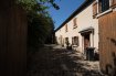 Ferme Vente 4 chambres à Boulaide - 730 000 € Superbe fermette avec une cour intérieure sur un terrain de 11 aresà Boulaide, à quelques minutes du Lac de la Haute Sûre. L' origine de la fermette remonte à l'année 1850.Avec 210m2 habitables (350m2 utiles) se compose de 4-6 chambres à coucher selon besoin; salle de bain; Wc sépare; cuisine; salon avec feux ouvert; salle a manger;grenier; salle de jeux; deux garages (dalles en béton et une partie en bois) chauffage électrique, double vitrage.Disponible d'immédiat.Ref agence :BCVJB43